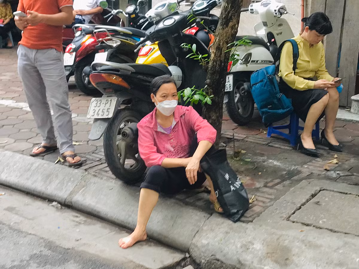 Phụ huynh nào cũng mang nét mặt lo lắng cho con em.