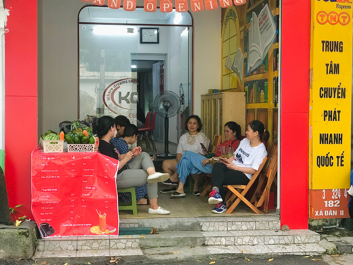 Các quán nước đối diện điểm thi chật kín các phụ huynh.