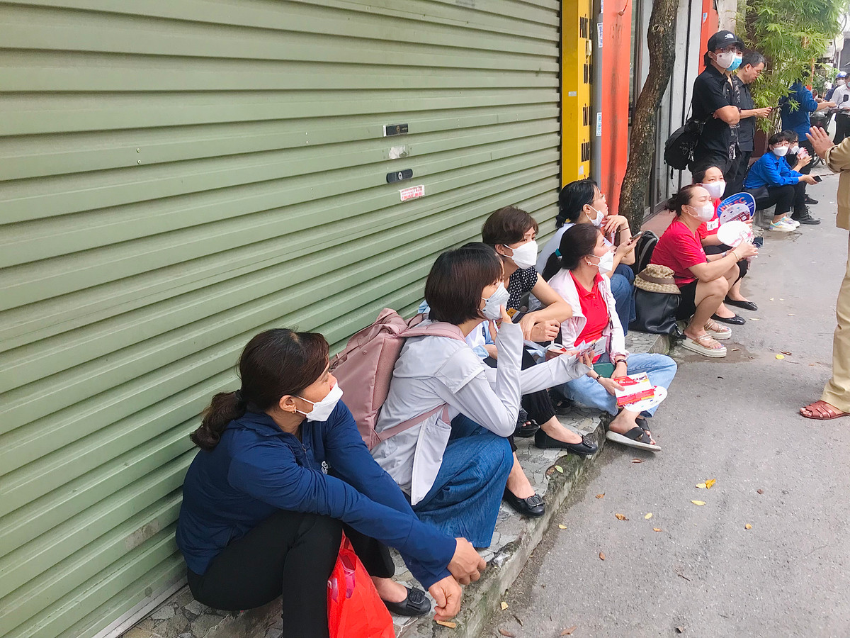 Các phụ huynh liên tục ngóng vào bên trong trường thi.