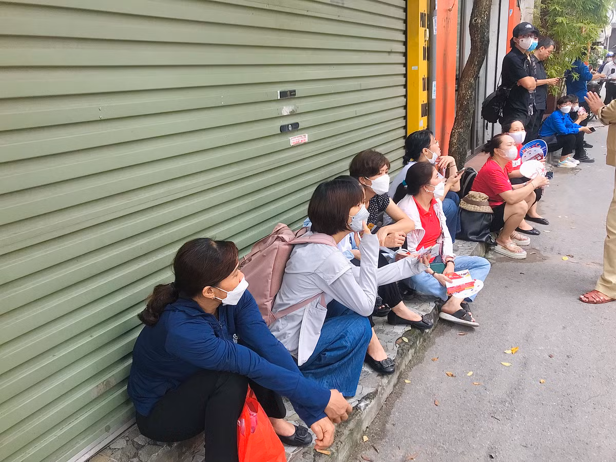 Các phụ huynh liên tục ngóng vào bên trong trường thi.