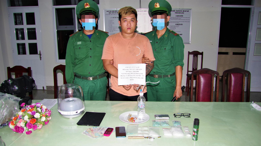  Biên phòng Bà Rịa- Vũng Tàu triệt phá chuyên án ma túy: Tối 4/7, tại một căn nhà hẻm 888 đường 30 Tháng 4, phường 11, TP Vũng Tàu, Bộ đội Biên phòng tỉnh này đã bắt quả tang Nguyễn Thế Dân (26 tuổi, ngụ phường 11, TP Vũng Tàu) đang tàng trữ 16 gói ma túy (khoảng 320 gam gồm ma túy đá, thuốc lắc, dạng khay). Khám xét khẩn cấp nơi ở của Dân, lực lượng chức năng thu giữ vật nghi là súng bút và nhiều tài liệu, đồ vật liên đến việc mua bán, tàng trữ, sử dụng trái phép chất ma túy.