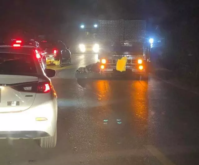  Va chạm với xe tải trên QL6, bố cùng con nhỏ tử vong thương tâm: Vào khoảng 22h20 ngày 4/7 tại Km 280+900, Quốc lộ 6, thuộc địa phận xã Hát Lót, huyện Mai Sơn, tỉnh Sơn La, anh N.M.T. (SN 1989, trú tại TK 10, xã Hát Lót) và con là N.N.B. (SN 2019) đi trên xe máy BKS 26B2-093.64 xảy ra va chạm với xe ôtô tải BKS: 26C-102.13 đang lưu thông theo chiều ngược lại. Hậu quả, bố con anh T. tử vong tại chỗ.