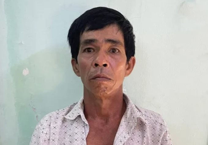  Cướp xe máy tình cũ vì không đòi được tiền: Ngày 5/7, Công an quận Phú Nhuận, TP HCM đã tạm giữ Trần Văn Minh (52 tuổi, ngụ quận 12) để điều tra về hành vi cướp tài sản. Minh và bà Đ. (quận Phú Nhuận) từng có mối quan hệ tình cảm với nhau. Sau khi cả hai chia tay, Minh bắt đầu quấy rối bà Đ. và yêu cầu bà này trả 10 triệu đồng. Chiều ngày 28/6, Minh đến gặp bà Đ. để đòi tiền rồi lấy chiếc xe hiệu Nouvo của bà này rời đi.