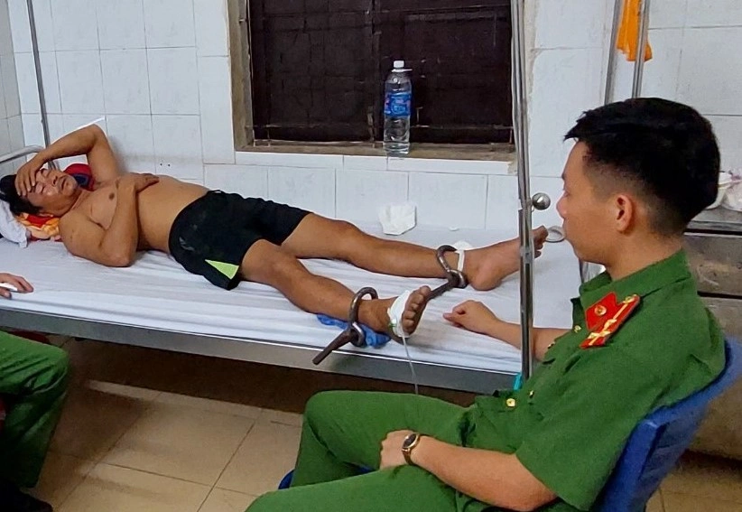  Bố đâm chết con gái và bạn trai trong bữa cơm: Tối 4/7, chị L.T.T.N. (17 tuổi,trú xã Bài Sơn) đưa bạn trai là H.Q.A. (19 tuổi, trú xã Nam Anh, huyện Nam Đàn) về nhà ăn cơm cùng gia đình. Trong bữa cơm, giữa N. và A. đã xảy ra mâu thuẫn với Lê Đình Ngọc (Bố ruột chị N.,42 tuổi, trú xã Bài Sơn). Cho rằng con gái cùng bạn xúc phạm mình, Ngọc dùng dao đâm trọng thương cả 2 rồi uống thuốc trừ sâu để tự tử.