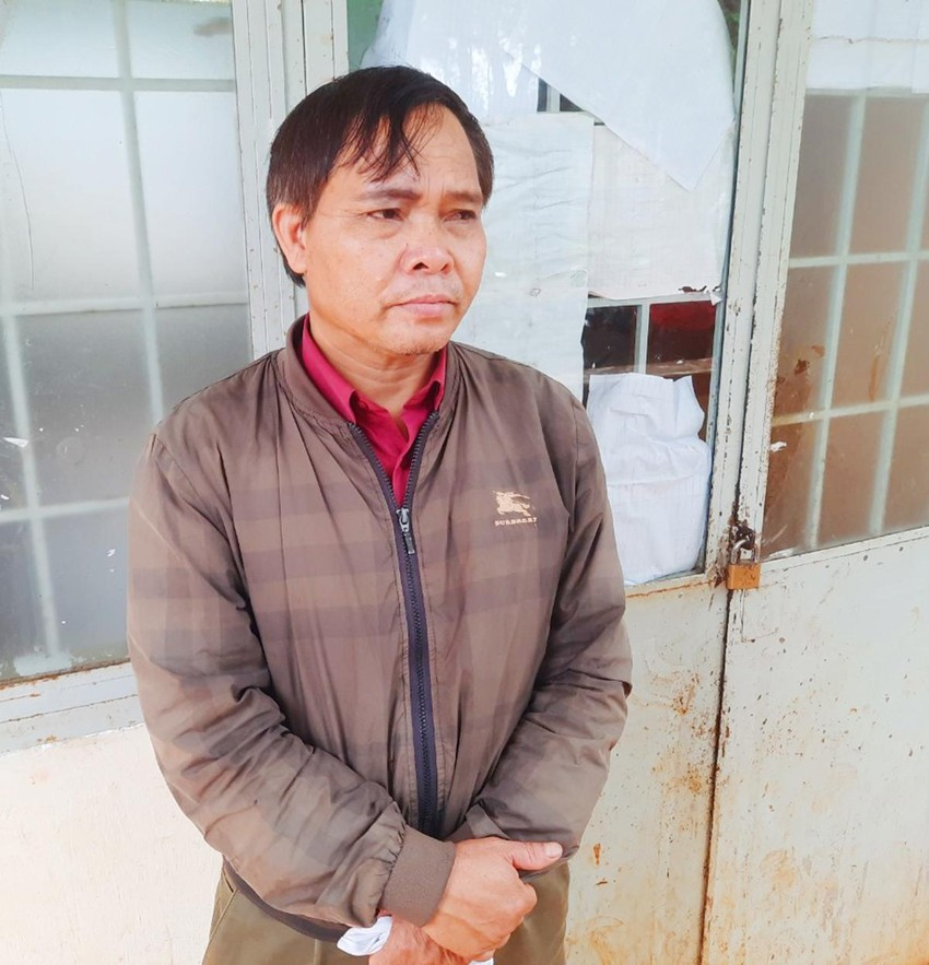  Ông Ksor Thuik (47 tuổi, trú xã Ia Der, huyện Ia Grai, Gia Lai): "Trước đây, do hoàn cảnh gia đình khó khăn nên tôi chỉ học hết lớp 11 rồi xin nghỉ, rồi ở nhà làm rẫy. Sau đó, tôi đăng ký học tại Trung tâm giáo dục thường xuyên huyện Ia Grai để thi lấy bằng tốt nghiệp THPT", ông Thuik chia sẻ. Hiện tại, ông Thuik có 2 người con đều có công việc ổn định. Đặc biệt, ông cũng sắp lên chức ông ngoại nên muốn các cháu sau này tự hào vì ông nó 47 tuổi vẫn thi tốt nghiệp.