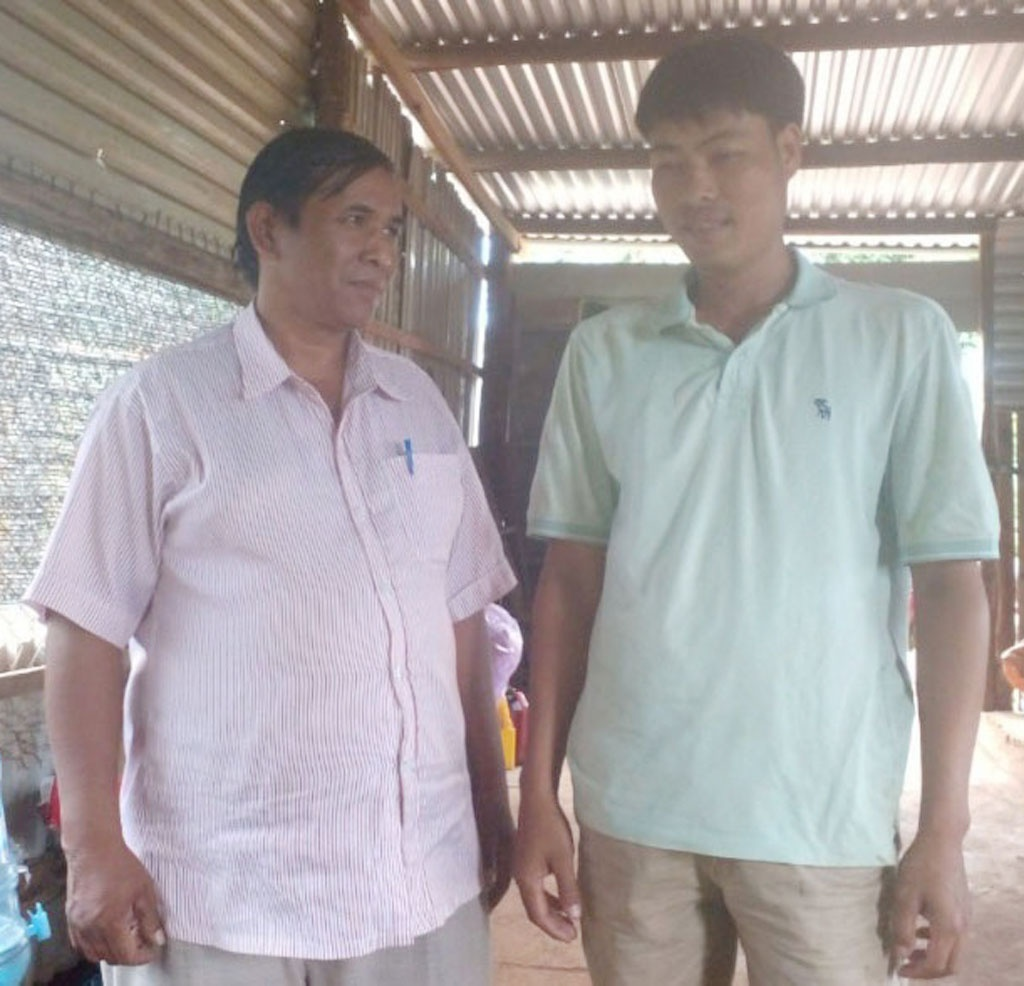  Ông Y Blun Niê (49 tuổi, người dân tộc Êđê): Đây là lần thứ hai ông đăng ký thi tốt nghiệp THPT. Ông từng dự thi lần đầu vào năm 2019, cùng 2 con gái sinh đôi nhưng lại thiếu 0,25 điểm, không đủ điểm tốt nghiệp. Trước đây, ông Y Blun học xong tiểu học rồi ở nhà làm rẫy, sau đó quyết định học tiếp và tốt nghiệp THCS. Khi lấy vợ, sinh con, ông gác lại việc học. Sau đó, ông tham gia hoạt động Đoàn, làm Bí thư Đoàn ở buôn, rồi giữ chức trưởng buôn. Lúc đó, ông đăng ký học THPT chương trình bổ túc.