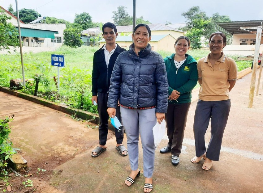  Bà Biu Y (41 tuổi, công chức Văn phòng - Thống kê tại UBND xã Trà Đa, TP.Pleiku, tỉnh Gia Lai): Đây là lần thứ 3 bà Biu Y tham gia kỳ thi tốt nghiệp THPT. Trước đó do tập trung công việc cộng thêm dịch Covid-19 không đi học nhiều nên chị chưa ôn tập kỹ nên đã thi rớt 2 lần. Với lần này, chị Biu Y quyết tâm phải lấy được bằng tốt nghiệp để bổ sung hồ sơ của mình. Chị Biu Y cho hay: "Tôi hy vọng năm nay tôi sẽ vượt qua kì thi và lấy được tấm bằng THPT để thuận lợi hơn trong công việc. Nếu kỳ này không đậu, tôi vẫn tiếp tục thi nữa".