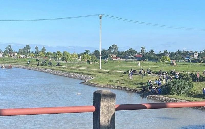  Tích cực tìm kiếm bé gái 14 tuổi rơi xuống kênh Ba Đồng: Ngày 28/7, lãnh đạo UBND xã Việt Tiến, huyện Vĩnh Bảo, TP Hải Phòng thông tin trên địa bàn vừa xảy ra vụ việc đáng tiếc là một bé gái 14 tuổi trượt chân, rơi xuống kênh Ba Đồng, đến nay vẫn chưa tìm thấy xác. Sự việc xảy ra vào chiều 27/7, khi em Phạm Phương Y., SN 2008 ở thôn 4 xã Việt Tiến cùng với một nhóm bạn đi chơi, chụp ảnh thì bị trượt chân rơi xuống kênh Ba Đồng thuộc địa bàn xã Trung Lập, huyện Vĩnh Bảo. 