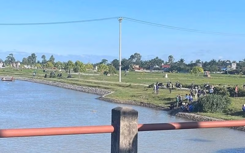  Tích cực tìm kiếm bé gái 14 tuổi rơi xuống kênh Ba Đồng: Ngày 28/7, lãnh đạo UBND xã Việt Tiến, huyện Vĩnh Bảo, TP Hải Phòng thông tin trên địa bàn vừa xảy ra vụ việc đáng tiếc là một bé gái 14 tuổi trượt chân, rơi xuống kênh Ba Đồng, đến nay vẫn chưa tìm thấy xác. Sự việc xảy ra vào chiều 27/7, khi em Phạm Phương Y., SN 2008 ở thôn 4 xã Việt Tiến cùng với một nhóm bạn đi chơi, chụp ảnh thì bị trượt chân rơi xuống kênh Ba Đồng thuộc địa bàn xã Trung Lập, huyện Vĩnh Bảo. 