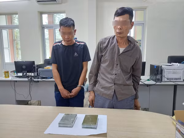  Ôm 2 bánh heroin bỏ chạy khi thấy công an nhưng không thoát: Mới đây, tổ công tác của phòng Cảnh sát Điều tra tội phạm về Ma túy, Công an tỉnh Cao Bằng phối hợp Công an phường Ngọc Xuân thực hiện nhiệm vụ tại tổ 4 thuộc phường Ngọc Xuân, thành phố Cao Bằng đã phát hiện 2 đối tượng là Nguyễn Đức Nhớ (sinh năm 1987), trú tại tổ 3, phường Sông Hiến, thành phố Cao Bằng và Lương Trung Thành (sinh năm 1970), trú tại tổ 7, phường Sông Bằng, thành phố Cao Bằng có biểu hiện nghi vấn nên đã tiến hành kiểm tra. Khi thấy lực lượng chức năng, hai người này đã bỏ chạy, tuy nhiên đã bị khống chế ngay sau đó, thu giữ 2 bánh heroin có trọng lượng gần 700g.