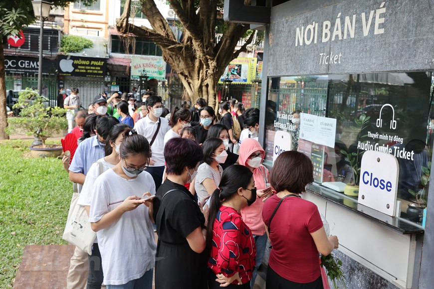 Rất đông phụ huynh và học sinh xếp hàng chờ mua vé khi quầy bán vé còn chưa mở cửa.