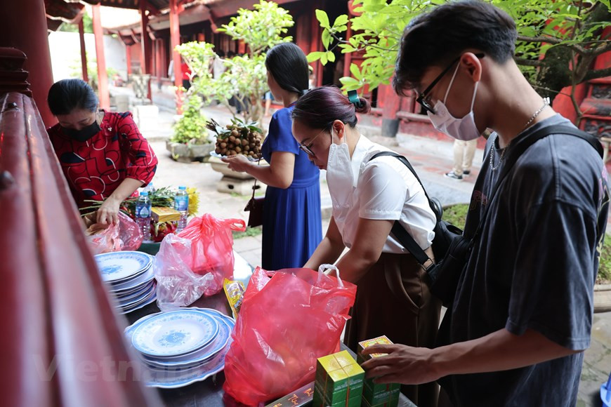 Chỉ còn một ngày nữa Kỳ thi tốt nghiệp THPT sẽ bắt đầu. Như đã thành thông lệ trước các kỳ thi quan trọng, nhiều bậc cha mẹ sắm lễ vật cùng các con đến Văn Miếu dâng hương