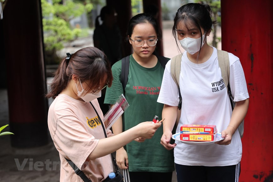 Có những nhóm học sinh tự đến trường Đại học đầu tiên của Việt Nam để dâng lễ, cầu mong thuận lợi, tinh thần minh mẫn nhất khi thi cử.