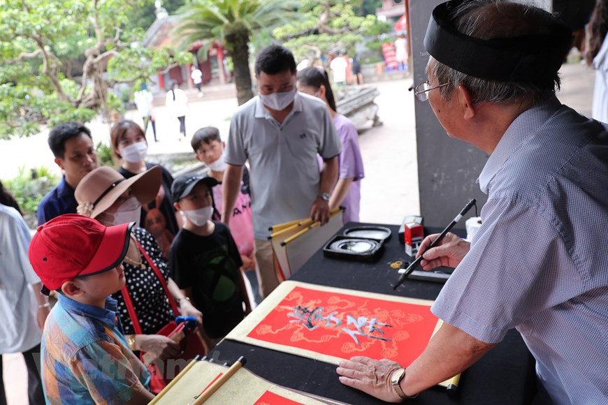 Sau khi dâng hương và lễ vật, các sỹ tử được phụ huynh đưa đi xin chữ cầu may mắn, đỗ đạt.