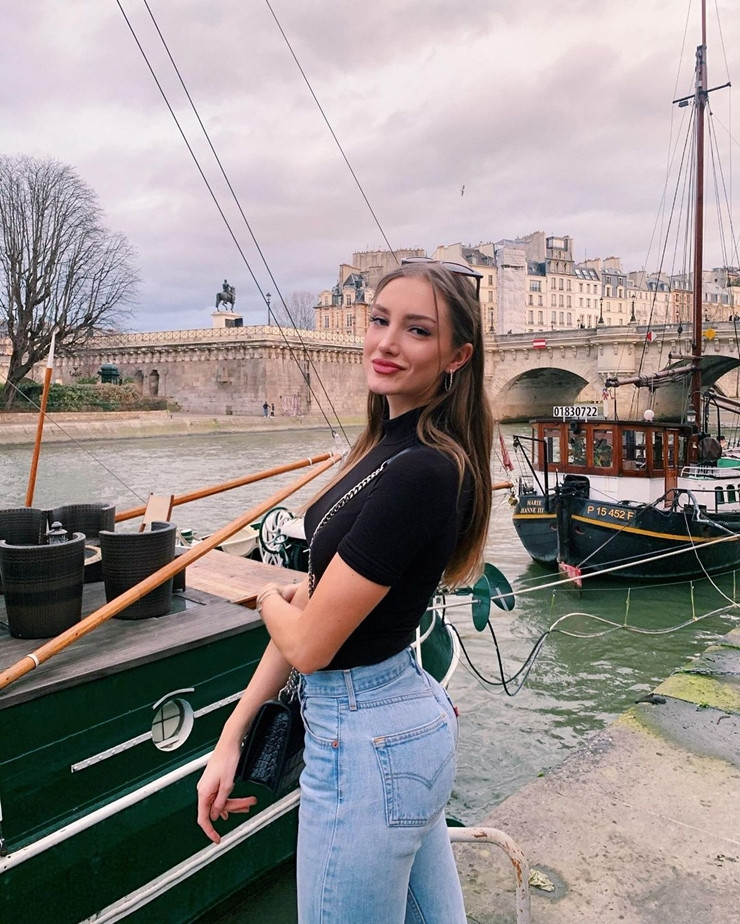 Mathilde Pinault sinh năm 2001. Cô là con gái của ông chủ tập đoàn xa xỉ Kering (quản lý 1 số thương hiệu như Gucci, YSL,...) - Francois-Henri Pinault. 