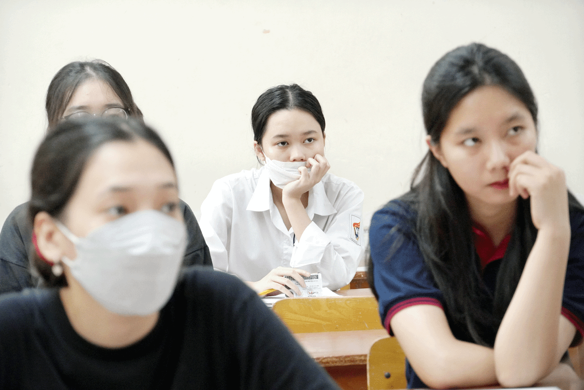 Các thí sinh nghe phổ biến quy chế.