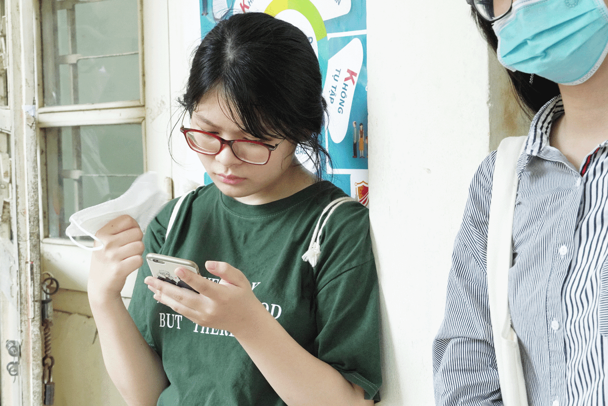 Do kỳ thi vào đúng thời điểm nắng nóng nên một số em cảm thấy mệt mỏi.