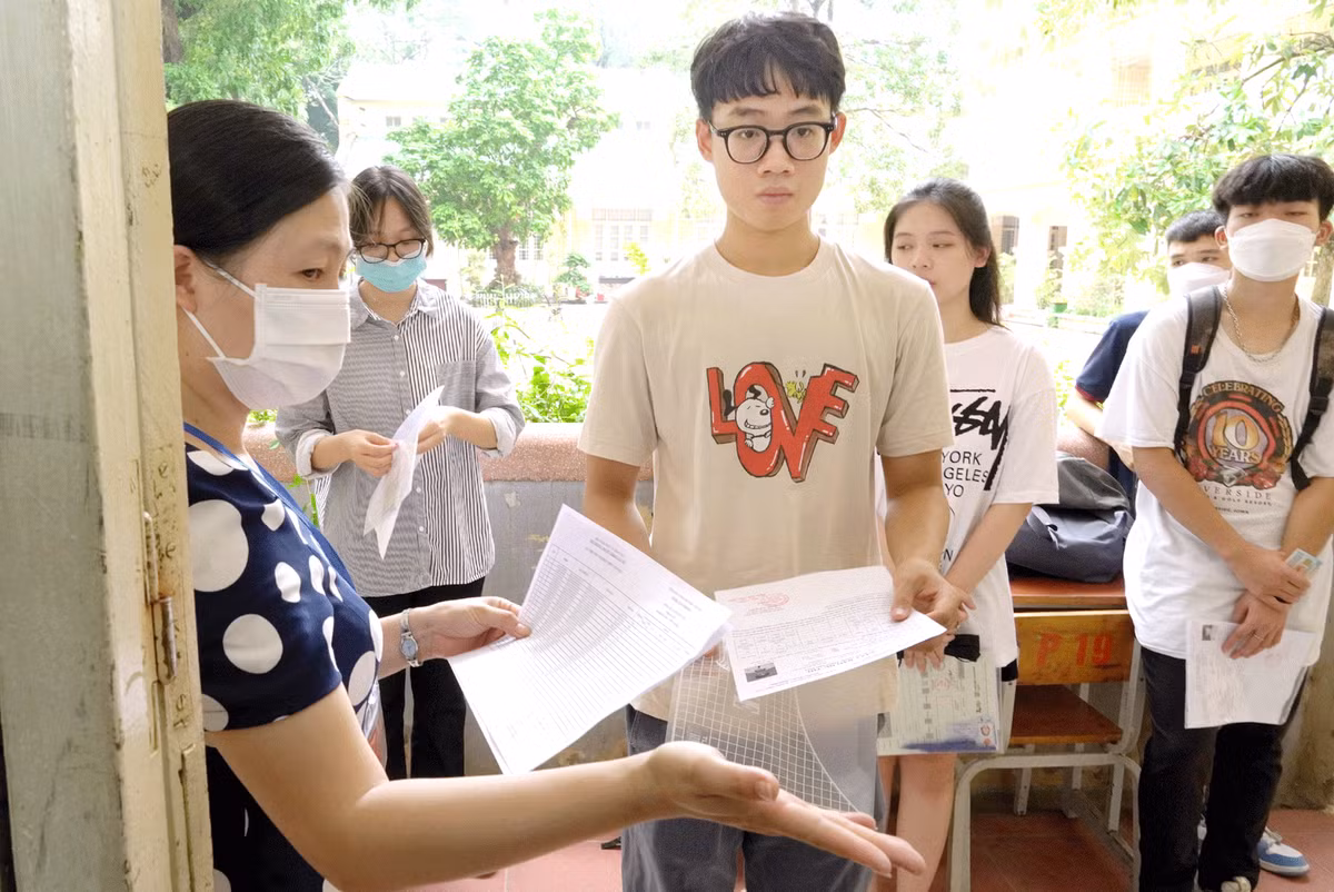 Trước khi vào phòng thi, thí sinh phải gỡ khẩu trang để cán bộ coi thi kiểm tra, sau đó đeo khẩu trang vào phòng thi và trong suốt thời gian làm bài thi.