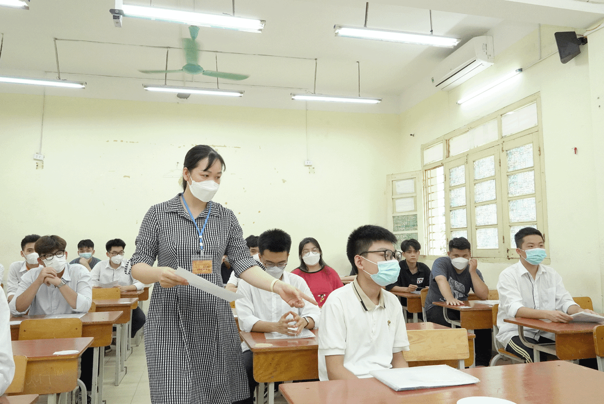 Cán bộ coi thi nhắc các thí sinh phải ngồi so le với nhau. 