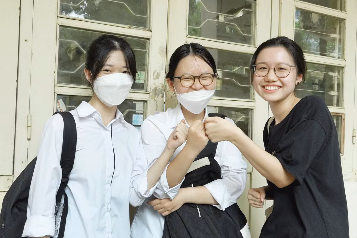 Tuy nhiên, hai bạn Hà Mi và bạn Thảo My ( áo đen) tỏ ra rất quyết tâm ở kỳ thi năm nay. 