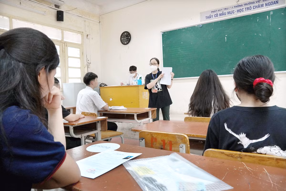 Giám thị hướng dẫn, trước khi thực hiện làm bài thi, thí sinh ghi đầy đủ số báo danh và thông tin của thí sinh vào đề thi, giấy thi, phiếu trả lời. 