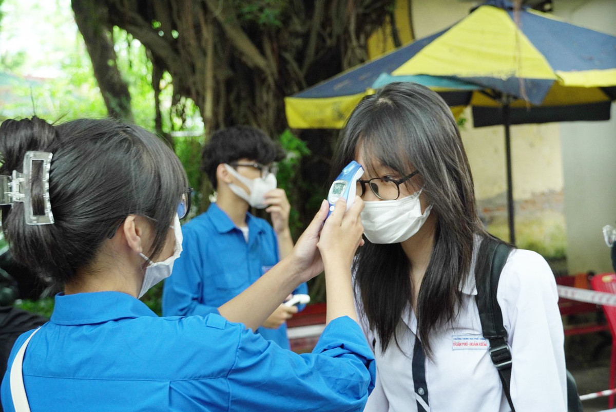 Để đảm bảo công tác phòng chống dịch Covid-19, các thí sinh đều được đo thân nhiệt trước khi vào trường.