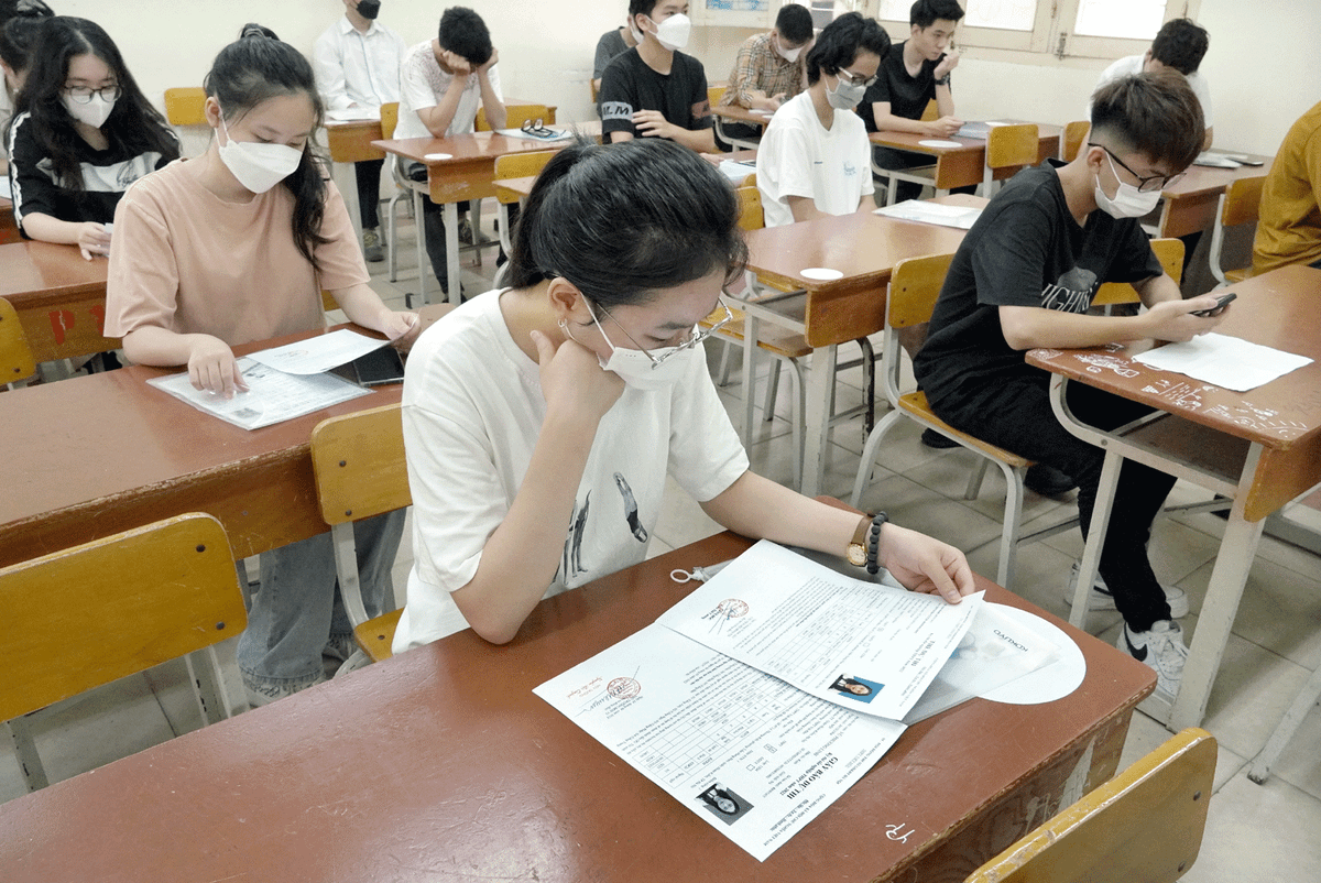 Hà Nội là địa phương có số thí sinh đăng ký dự thi lớn nhất cả nước với khoảng gần 98.000 thí sinh. Toàn thành phố có 181 điểm thi chính thức và 60 điểm thi dự phòng với tổng số gần 4.600 phòng thi. 