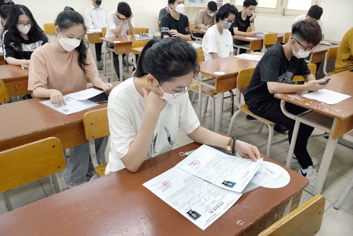 Hà Nội là địa phương có số thí sinh đăng ký dự thi lớn nhất cả nước với khoảng gần 98.000 thí sinh. Toàn thành phố có 181 điểm thi chính thức và 60 điểm thi dự phòng với tổng số gần 4.600 phòng thi. 