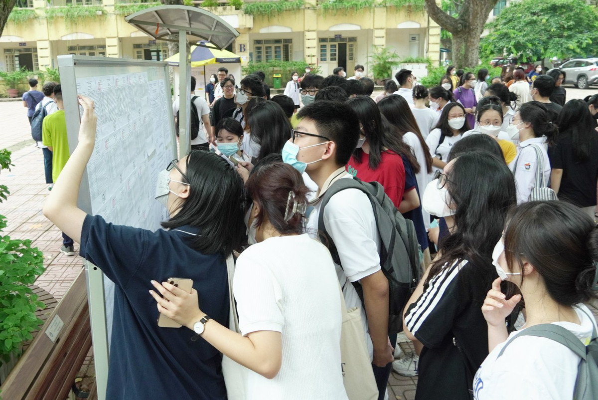 Thí sinh tra lại danh sách tên cũng như vị trí phòng thi. 