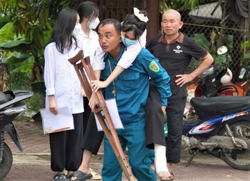 Bị tai nạn gãy chân trước kỳ thi THPT một tuần, nữ sinh Nguyễn Thị Hồng Hạnh ở Hà Tĩnh được bố chở xe máy đến điểm thi, cõng vào phòng thi.