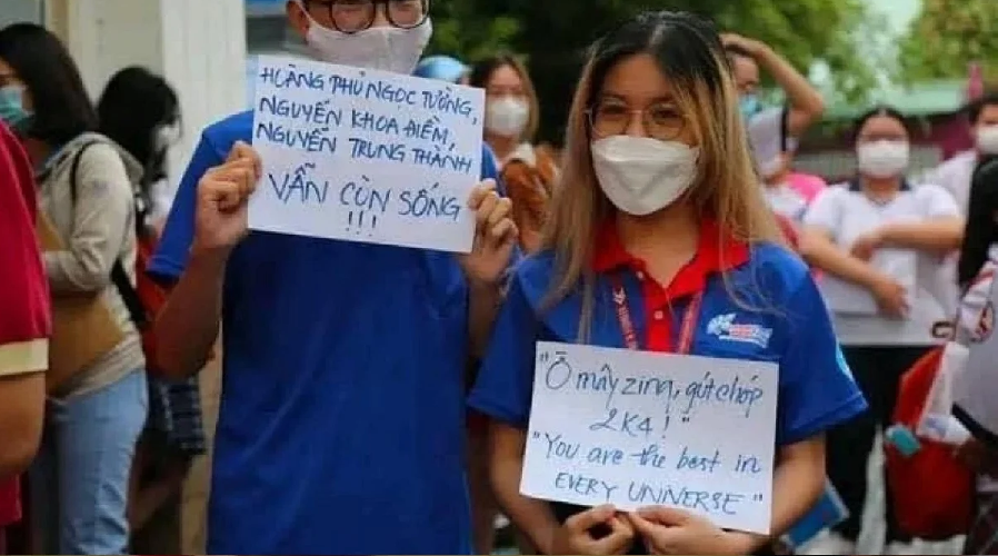 Nhóm sinh viên tự nguyện tiếp lửa cho thí sinh trước giờ thi môn Ngữ văn. Rất nhiều những gợi ý, nhắc nhở sĩ tử được đưa ra kỳ vọng sẽ mang lại may mắn cho những em, để những em với thể giành được số điểm như kỳ vọng.