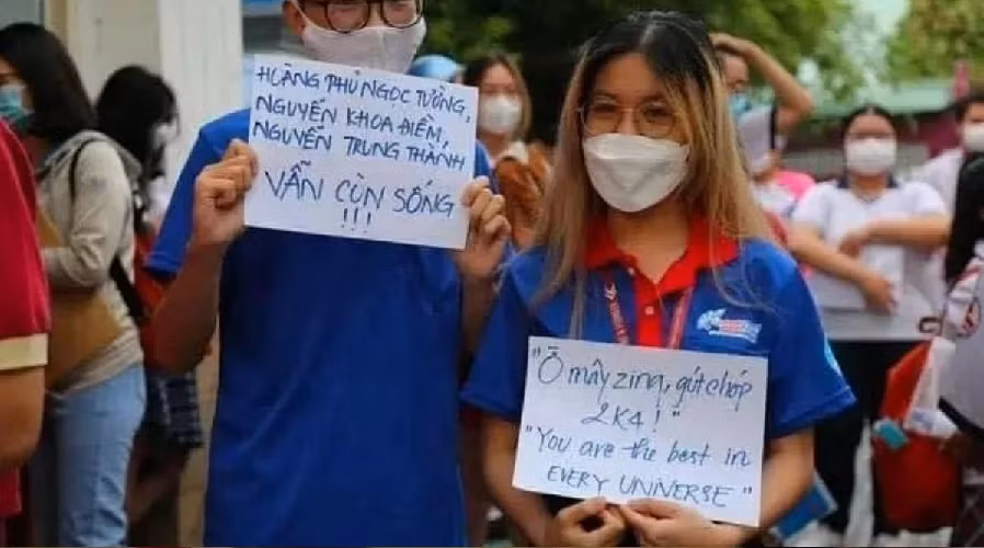 Nhóm sinh viên tự nguyện tiếp lửa cho thí sinh trước giờ thi môn Ngữ văn. Rất nhiều những gợi ý, nhắc nhở sĩ tử được đưa ra kỳ vọng sẽ mang lại may mắn cho những em, để những em với thể giành được số điểm như kỳ vọng.