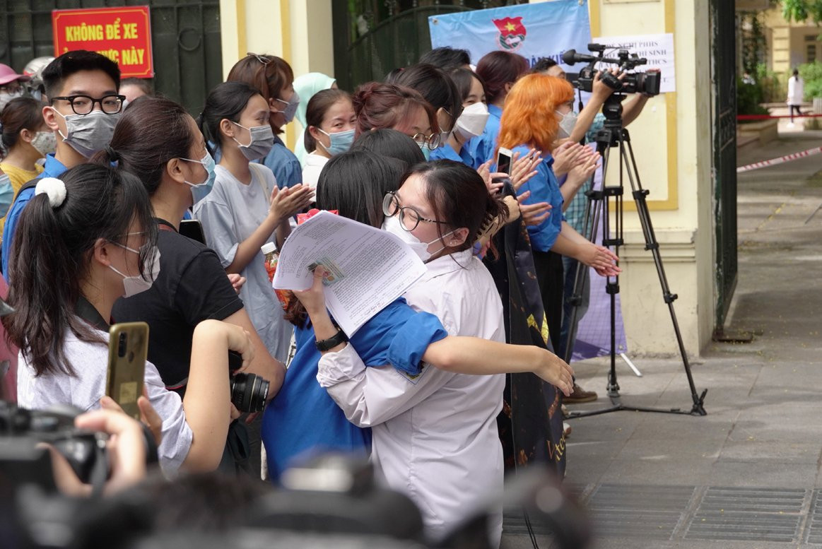 Cái ôm ấm áp của bạn tình nguyện viên với thí sinh.