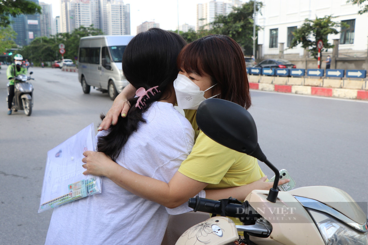 Phụ huynh trao cho con cái của mình những cái ôm động viên ấm áp trước khi các thí sinh bước vào phòng thi.