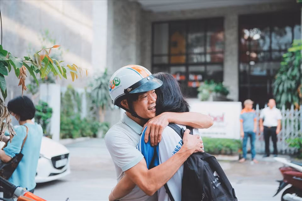 Cái ôm thật chặt của người cha dành cho cô con gái nhỏ trong kỳ thi quan trọng nhất cuộc đời học sinh. Cái ôm là sự tiếp lửa và cũng là niềm hi vọng của cha dành cho con, 12 năm đèn sách con hãy cố gắng hết mình cho ngày hôm nay.