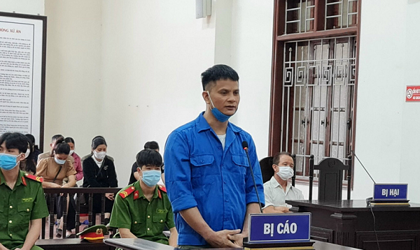 Trong lúc phê pha, Dũng ra quầy lễ tân mượn con dao và mang vào phòng hát chém nhiều nhát vào bạn mình khiến 3 người tử vong. Sau khi gây án, Dũng đã dùng dao đâm một nhát vào vùng bụng của mình.