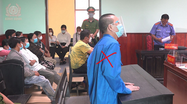  Khoảng 14h ngày 14/8/2021, anh Nguyễn Ngọc Trung (27 tuổi, ở xã Phước Lộc, huyện Tuy Phước là nhân viên công ty điện máy) đến nhà Lê Trọng Thanh sửa ống nước thì bất ngờ bị Thanh (lúc này đang ngáo đá) dùng rựa chém nhiều nhát từ phía sau. Mặc dù được mọi người đưa đi cấp cứu nhưng anh Trung đã tử vong trên đường đến bệnh viện.