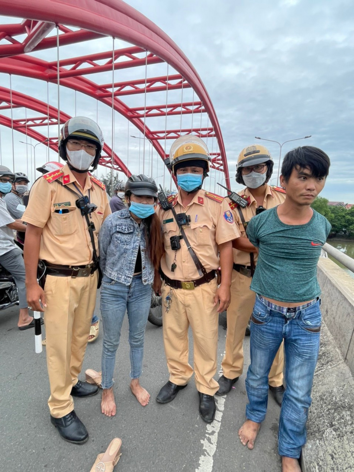  CSGT truy đuổi, khống chế cặp đôi trộm cắp xe máy: Vào khoảng 8h ngày 11/7, người dân đi xe máy trên đường Nguyễn Hữu Thọ phát hiện 1 nam thanh niên đi xe máy không có chìa khóa, ổ khóa nghi bị cạy, di chuyển theo hướng từ xã Phước Kiển về Quận 7. Đi cùng là đôi nam nữ đi trên xe máy biển số 76H1- 41235 chạy song song. Nghi ngờ đây là các đối tượng trộm cắp xe máy, nên người dân đã trình báo cho lực lượng chức năng. Nhận được tin, Đội CSGT Nam Sài Gòn đã truy đuổi và bắt được đôi nam nữ.