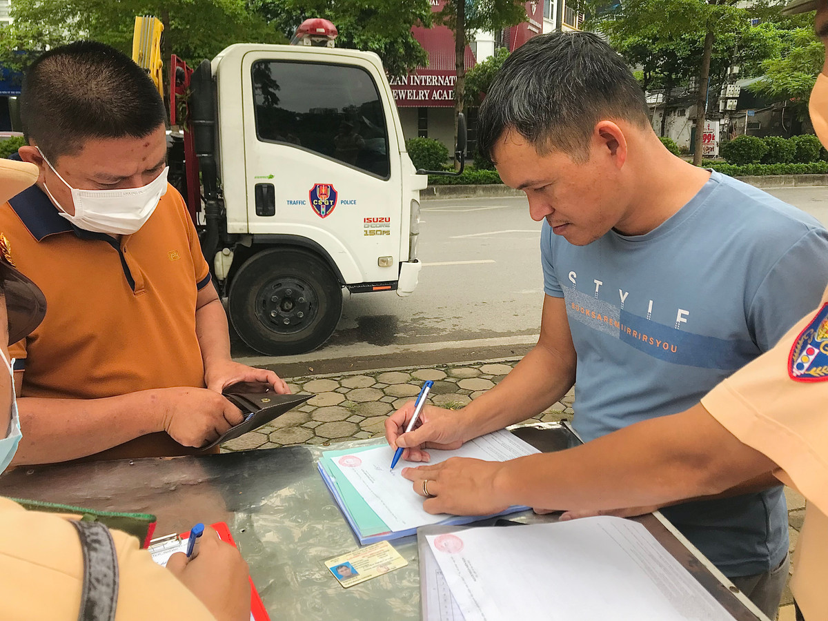 Anh Nguyễn Trọng Thành - tài xế lái xe Đại Đường chấp nhận lỗi của mình, kí tên vào biên bản vi phạm ATGT.