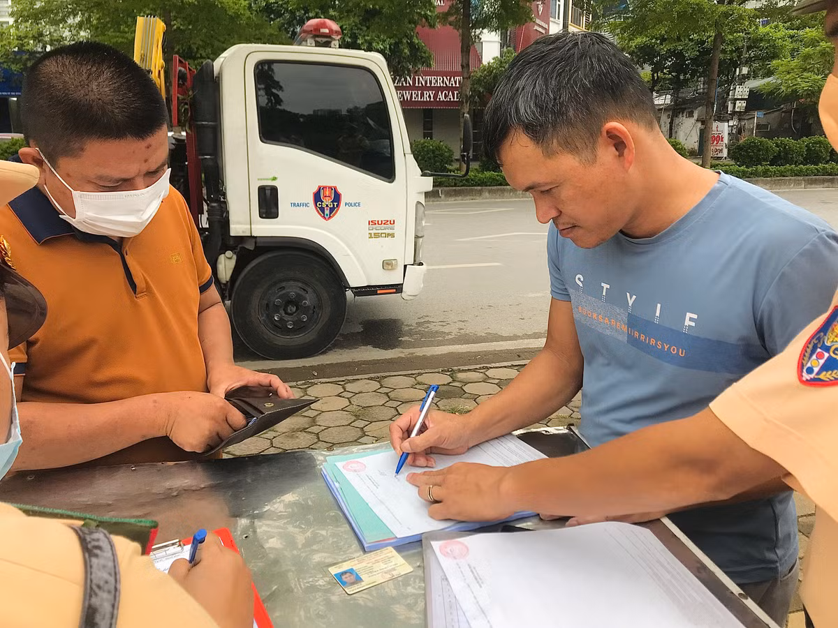 Anh Nguyễn Trọng Thành - tài xế lái xe Đại Đường chấp nhận lỗi của mình, kí tên vào biên bản vi phạm ATGT.