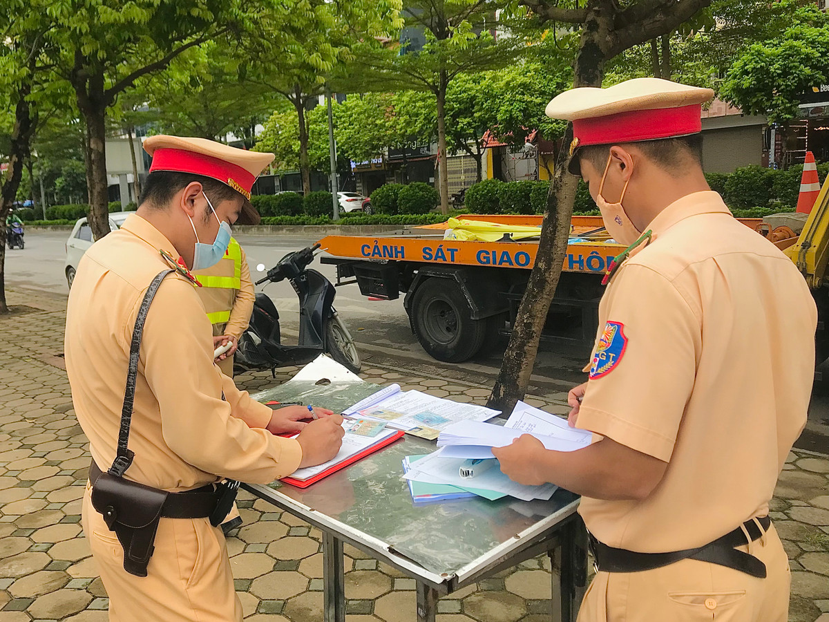 Đội CSGT số 6, Phòng Cảnh sát giao thông, Công an thành phố Hà Nội xử lý vi phạm ATGT của một số phương tiện.