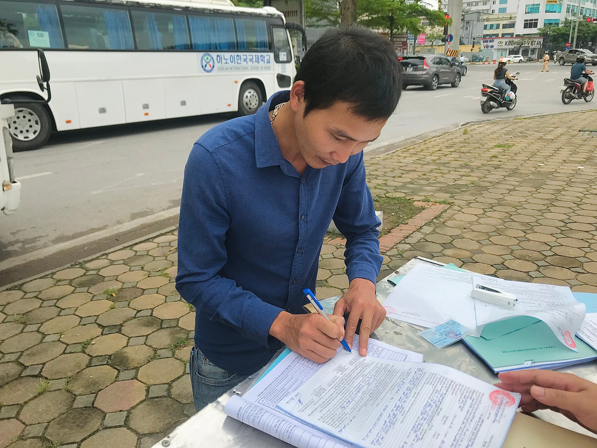 Anh Trần Văn Tuấn - tài xế lái xe Kế Thoa kí tên vào biên bản vi phạm ATGT.