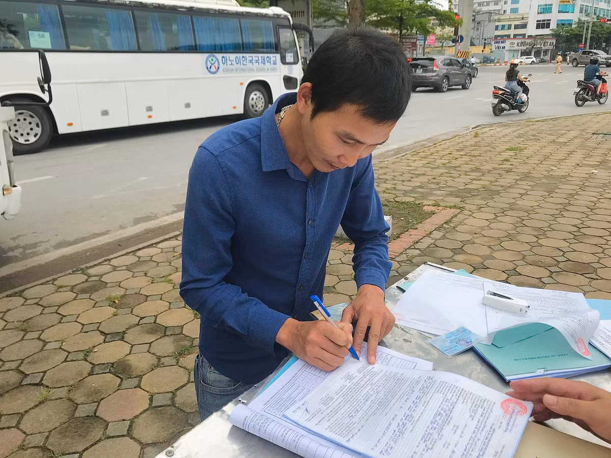 Anh Trần Văn Tuấn - tài xế lái xe Kế Thoa kí tên vào biên bản vi phạm ATGT.