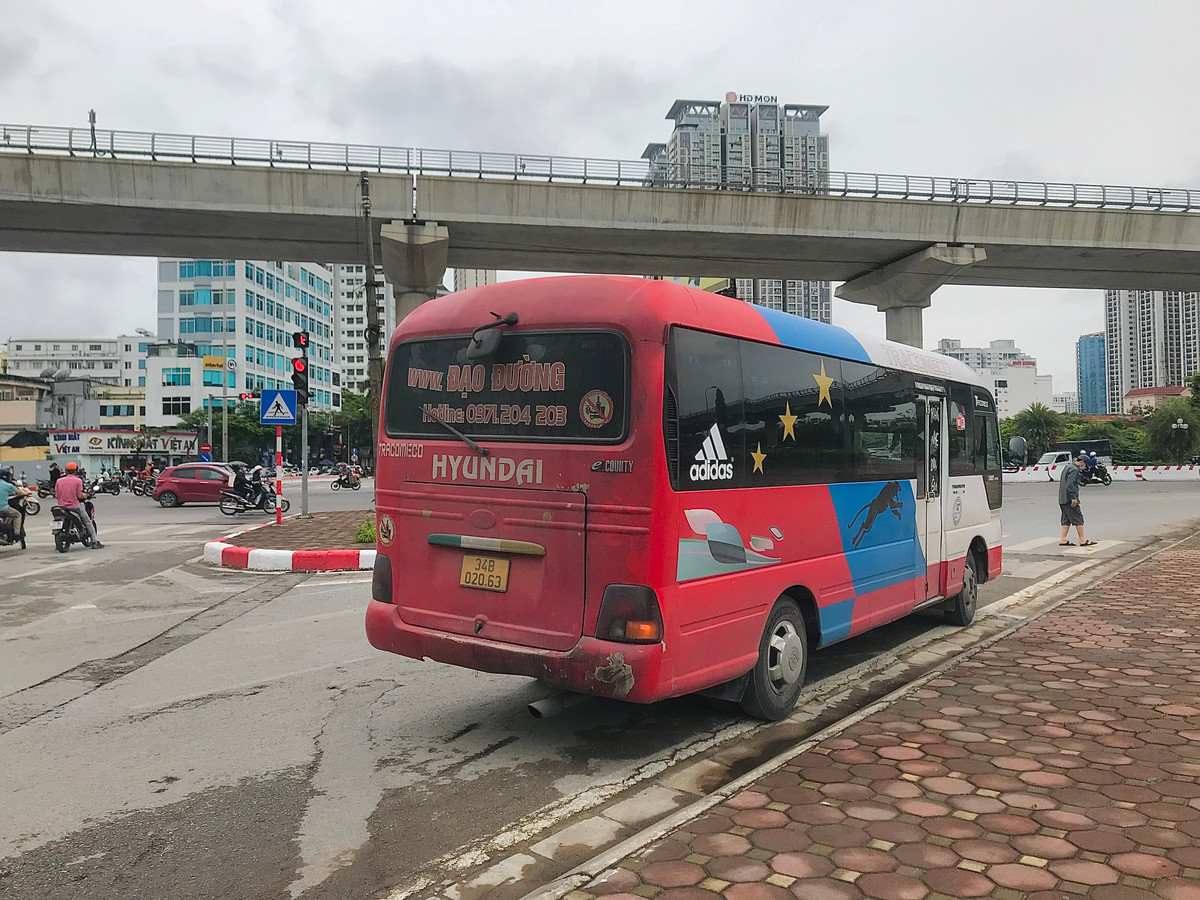 Trong buổi tăng cường tuần tra và xử lý, tổ công tác của đội CSGT số 6 đã lập biển bản hai tài xế của nhà xe Đạo Đường và nhà xe Kế Thoa.