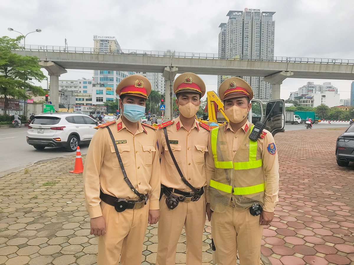 Trong quá trình tuần tra kiểm soát, tổ công tác của đội CSGT số 6, Phòng Cảnh sát giao thông, Công an thành phố Hà Nội do đại úy Doãn Hữu Văn làm tổ trưởng đã tuyên truyền, nhắc nhở các tài xế lái xe chấp hành nghiêm những quy định của pháp luật khi tham gia giao thông.