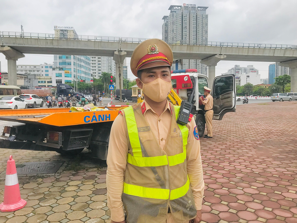 Trung úy Nguyễn Hữu Phương cho biết: “Thực hiện sự chỉ đạo của Phòng CSGT CA TP. Hà Nội và của đội CSGT số 6, đội đã bố trí lực lượng tuần tra nhằm đảm bảo ATGT trên địa bàn đội quản lý. Nhìn chung các nhà xe đều chấp hành tốt, tuy nhiên vẫn còn một số xe bắt khách dọc đường, xe hợp đồng chạy trá hình. Để đảm bảo ATGT, đội đã tăng cường công tác tuần tra kiểm soát để tuyên truyền, xử lý nghiêm các trường hợp vi phạm, đồng thời viết cam kết không tái vi phạm”.