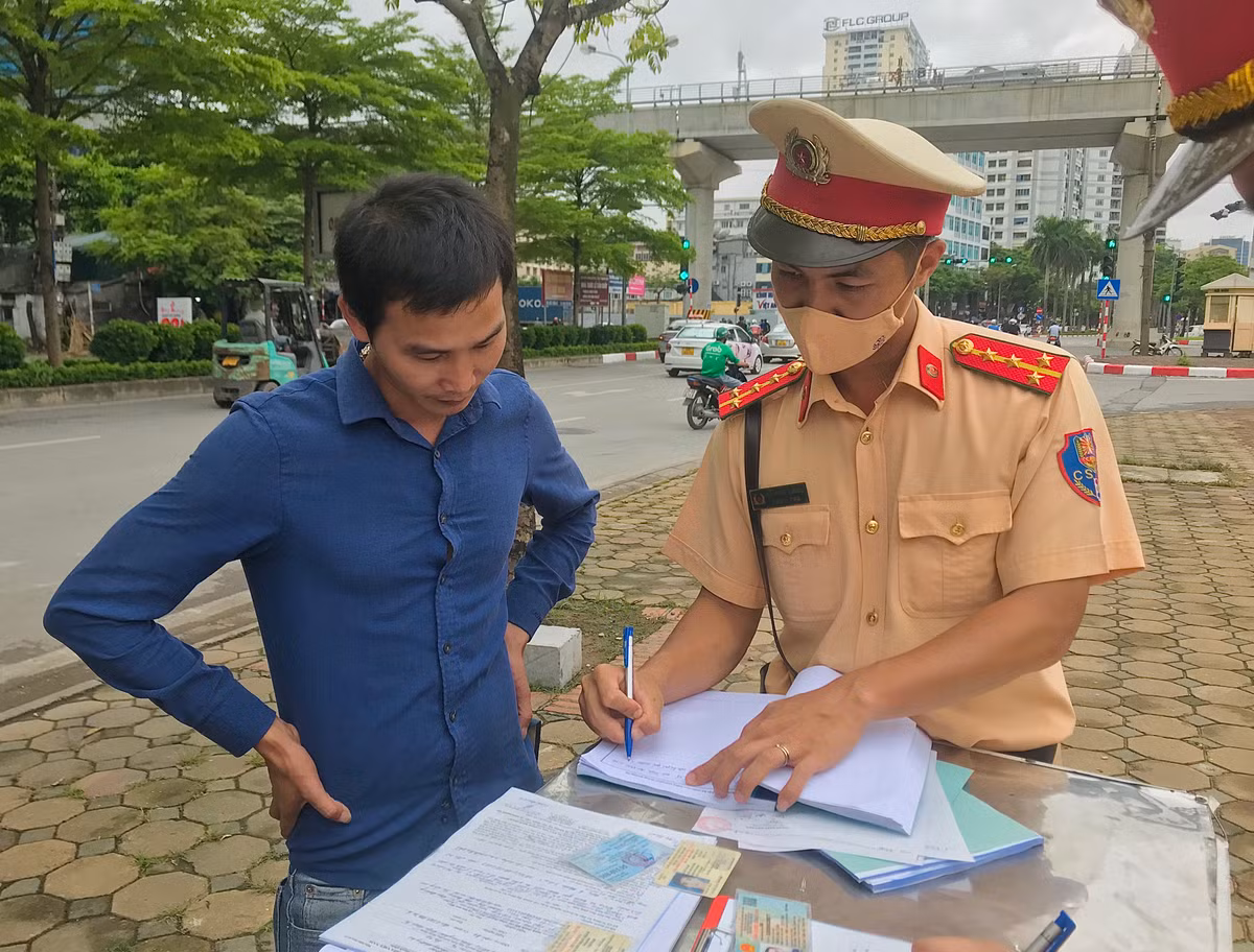 Tổ công tác tuyên đang truyền và giải thích rõ lỗi vi phạm với tài xế lái xe.