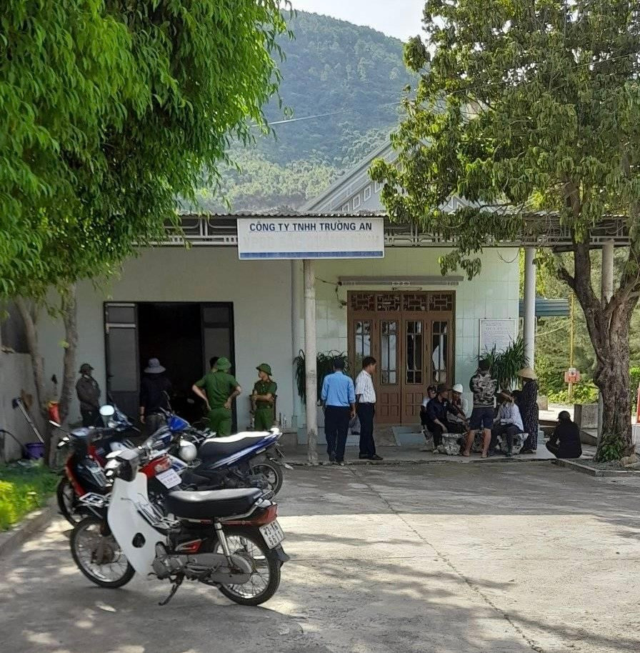 Quảng Bình: Người dân 'vây' mỏ đá phản đối hoạt động mất an toàn Quang Binh: Nguoi dan 'vay' mo da phan doi hoat dong mat an toan