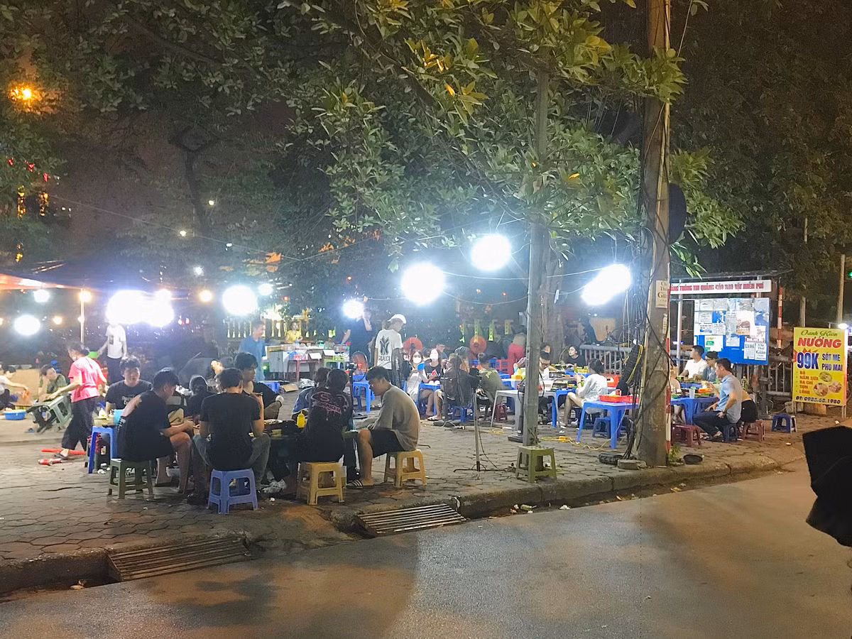 Hàng quán thi nhau lấn chiếm vỉa hè, lòng đường dọc 2 tuyến đường Nguyễn Ngọc Vũ và Nguyễn Khang mở phố ẩm thực bên bờ sông Tô Lịch.