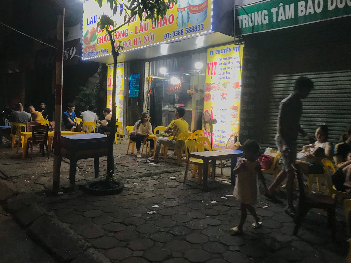 Người dân 2 bên đường cho biết, năm nào công an, phường cũng ra quân dẹp vỉa hè nhưng một thời gian sau đâu lại vào đó.